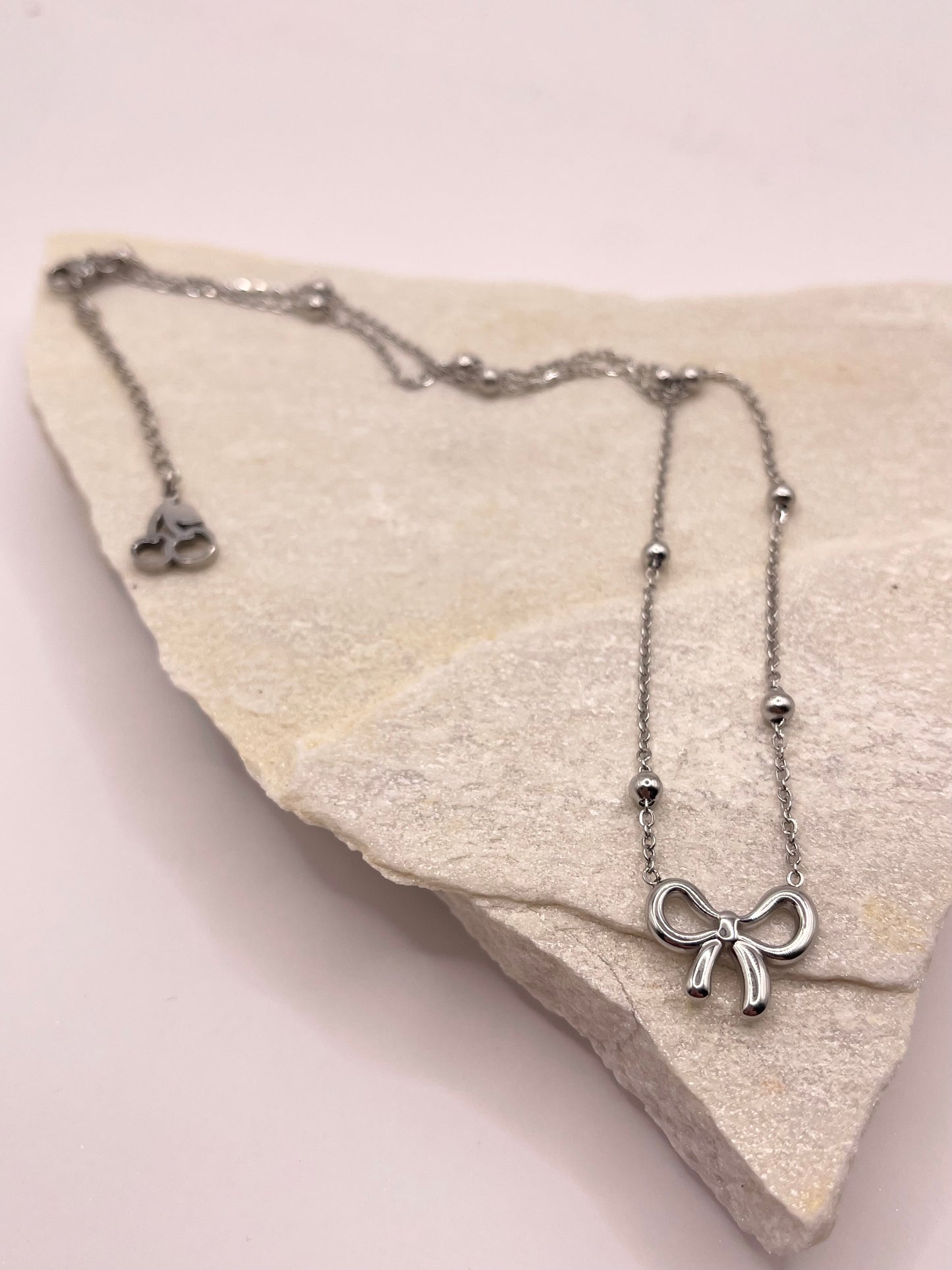 BOW NECKLACE