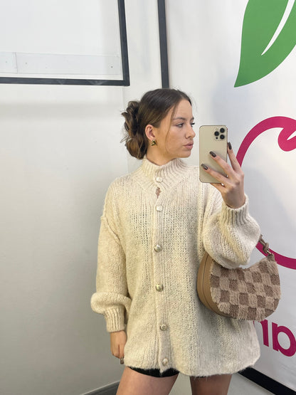 CARDIGAN "BOWY" MIT GOLDENEN MANSCHETTENKNÖPFEN